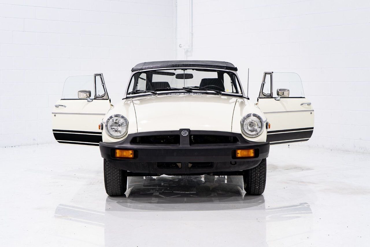 1979 MG B Beautifully presented from former complete restoration White Montreal - photo #33