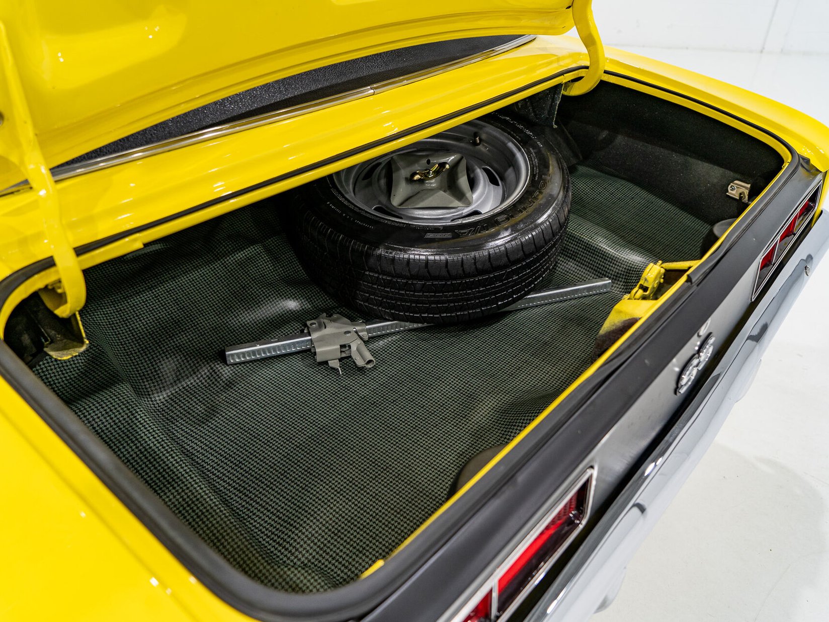 1969 Chevrolet Camaro SS **PRIX EN USD** With factory A/C Yellow Montreal - photo #72