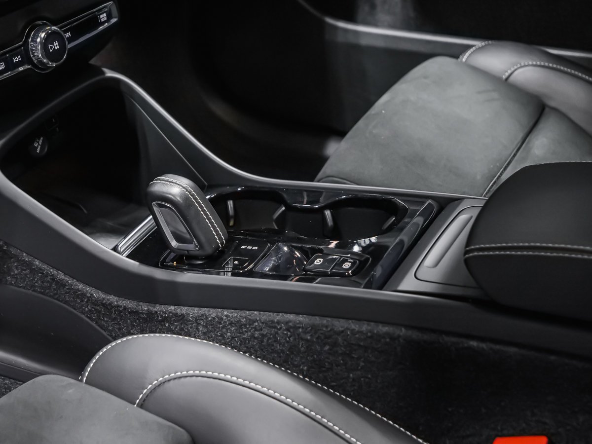 Volvo XC40 R-DESIGN 2022 Noir Montréal - photo #6