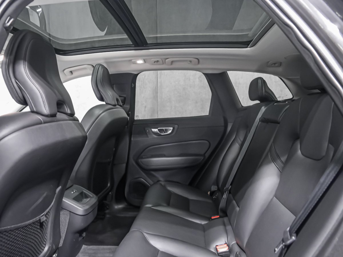 Volvo XC60 B6 MOMENTUM 2022 Gris Montréal - photo #12