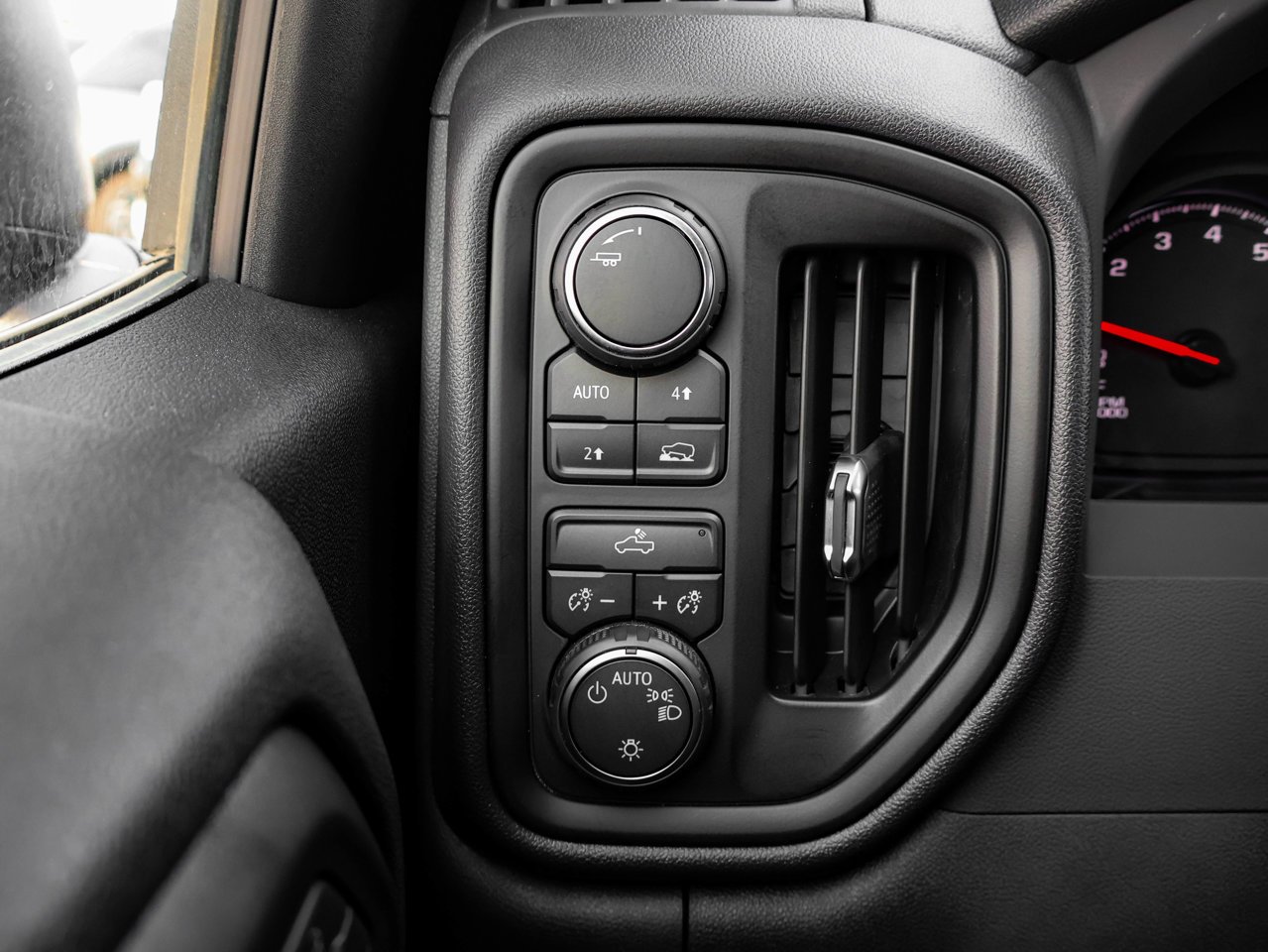 2024 Chevrolet Silverado 1500 4WD Crew Cab 147 Custom Black Sherwood Park - photo #26