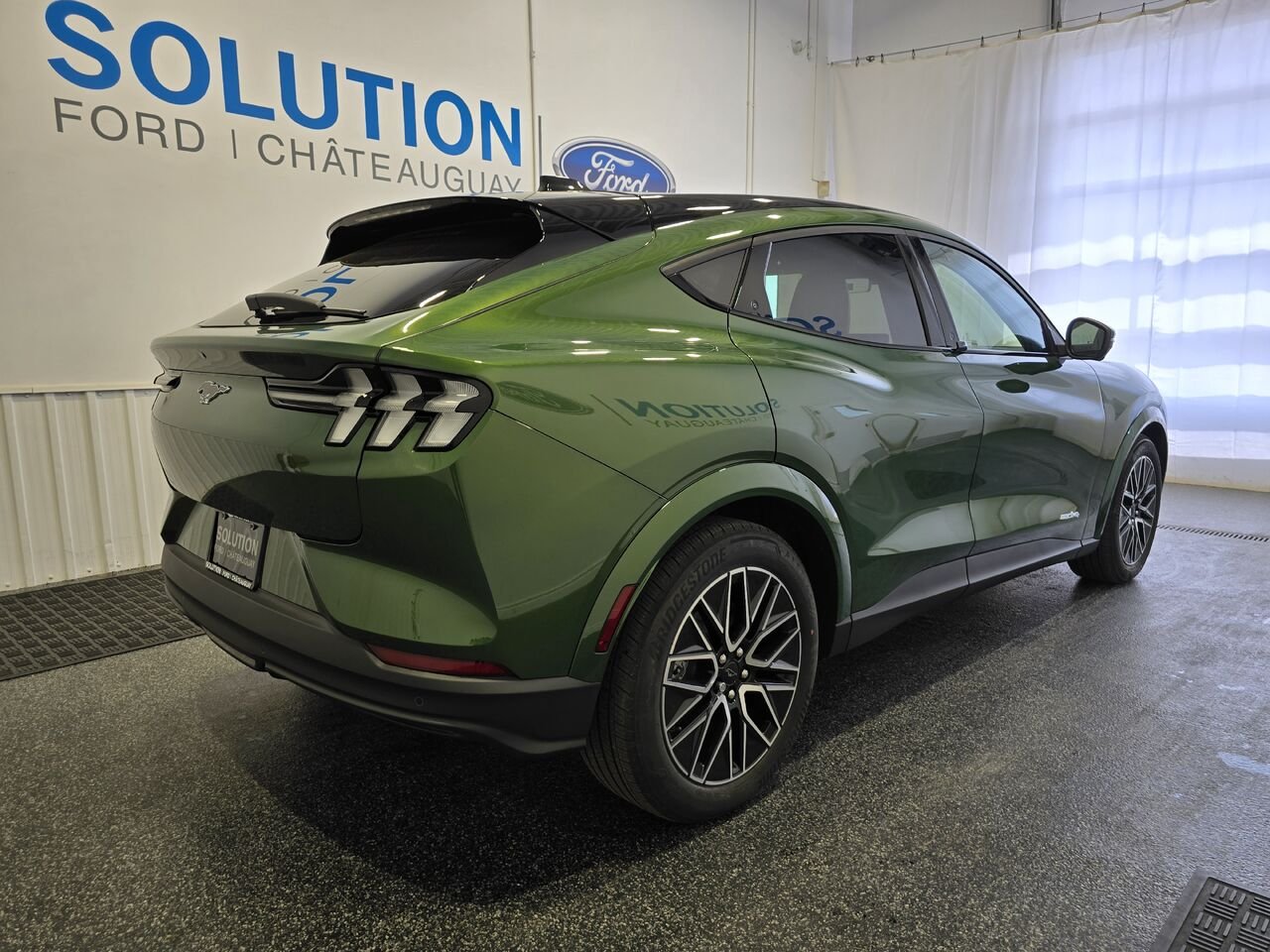 Ford Mustang Mach-E HAUT DE GAMME TI 2026 Vert éruption métallisé Châteauguay - photo #2
