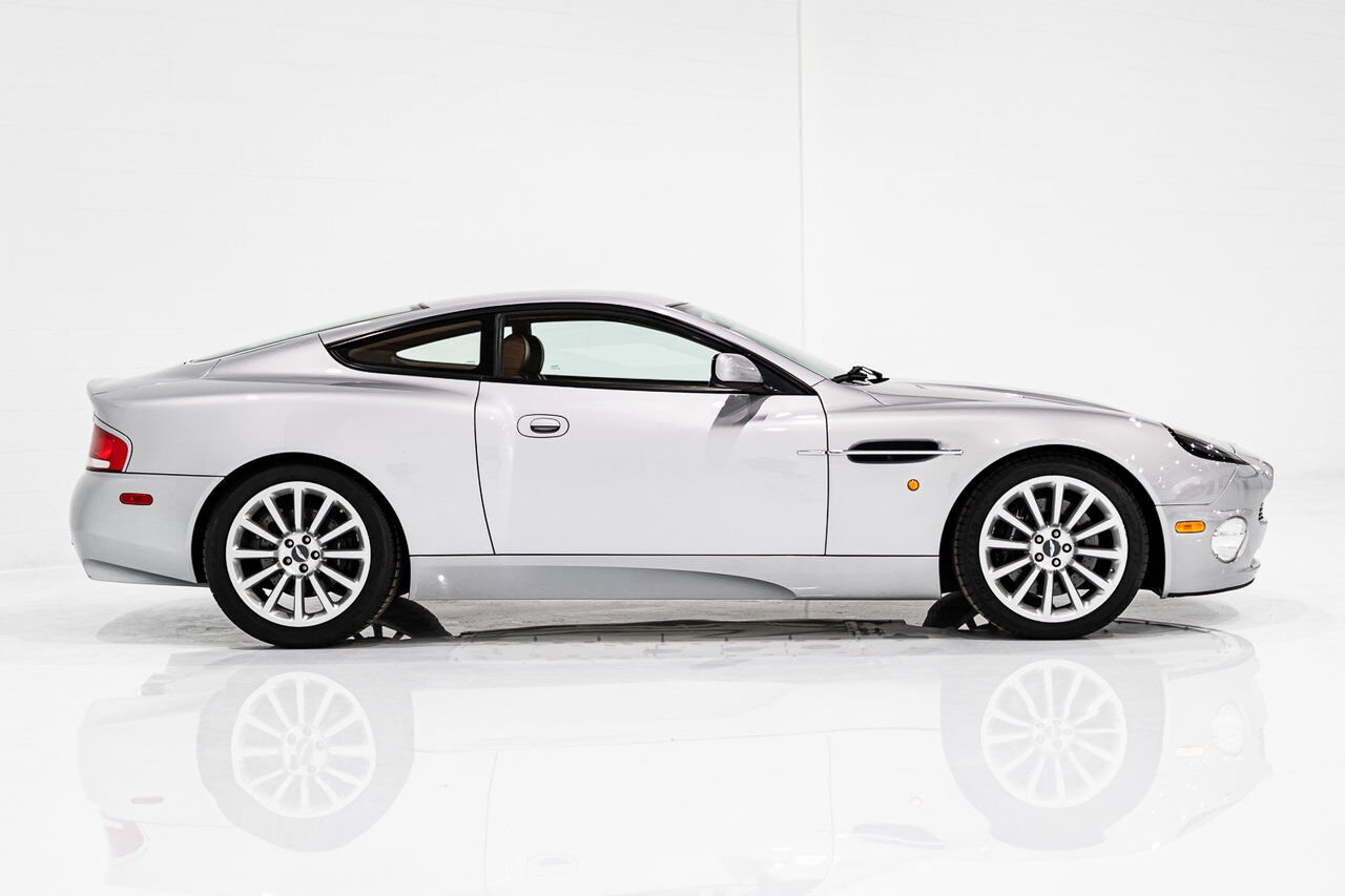 Aston Martin Vanquish PRIX EN USD | ORIGINAL MSRP OF $225,000 USD - FACTORY UPGRADE TO VANQUISH S TRANSMISSION 2003 Gris Montréal - photo #6