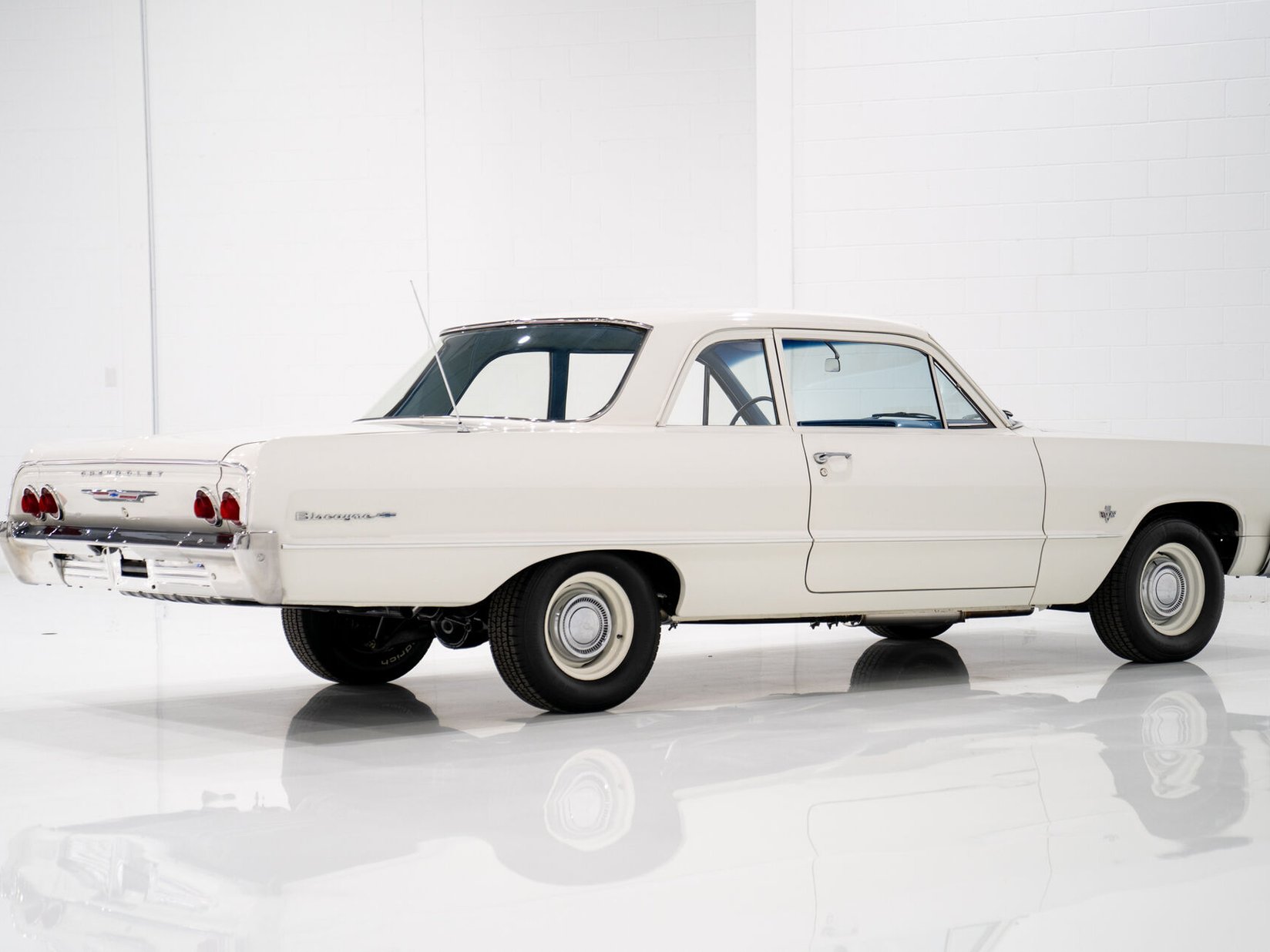 1964 Chevrolet Biscayne Matching 409 / 425HP Transmission 4 Vitesse Complètement Entièrement restauré **PRIX EN USD** White Montreal - photo #8
