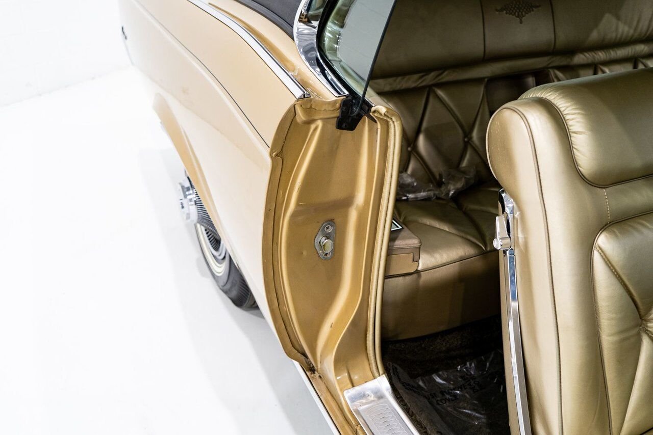 Lincoln Continental Only 687 miles from new. Unrestored example **PRICE IN USD** 1969 Or Montréal - photo #70