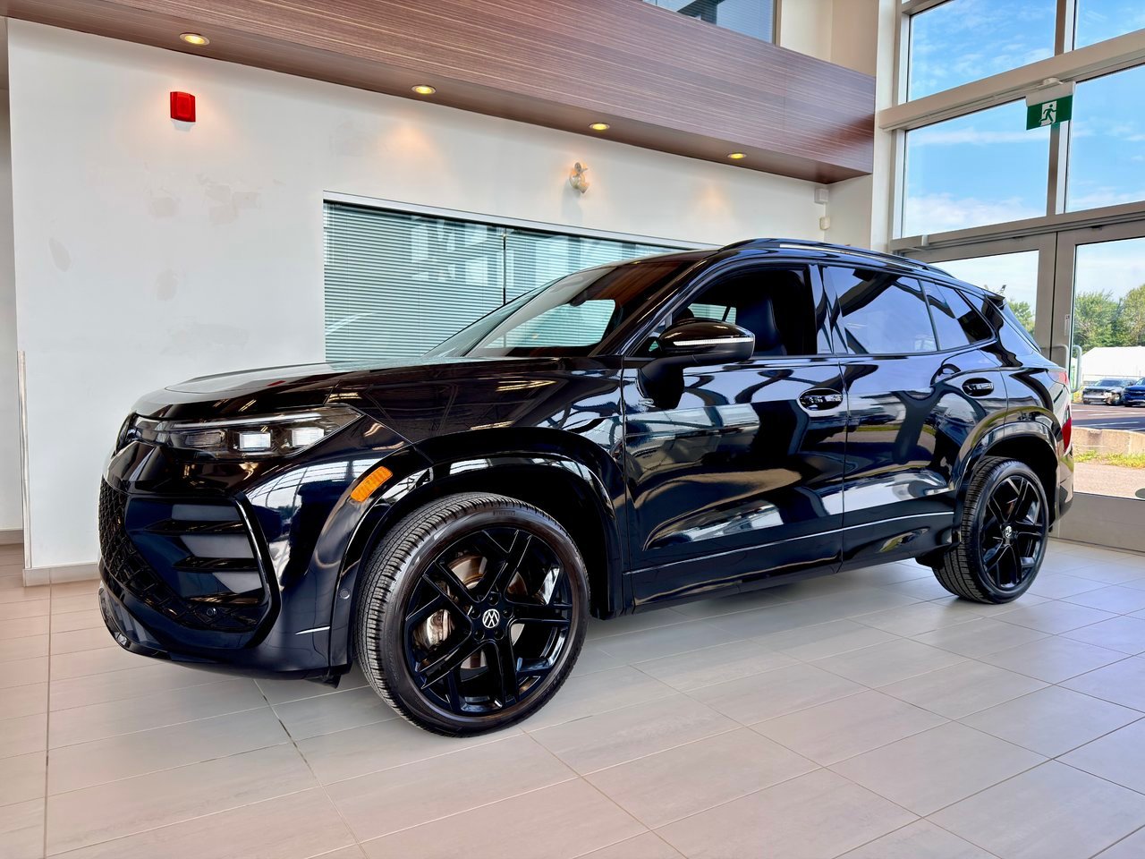 2026 Volkswagen Tiguan Black Notre-Dame-des-Prairies - photo #2
