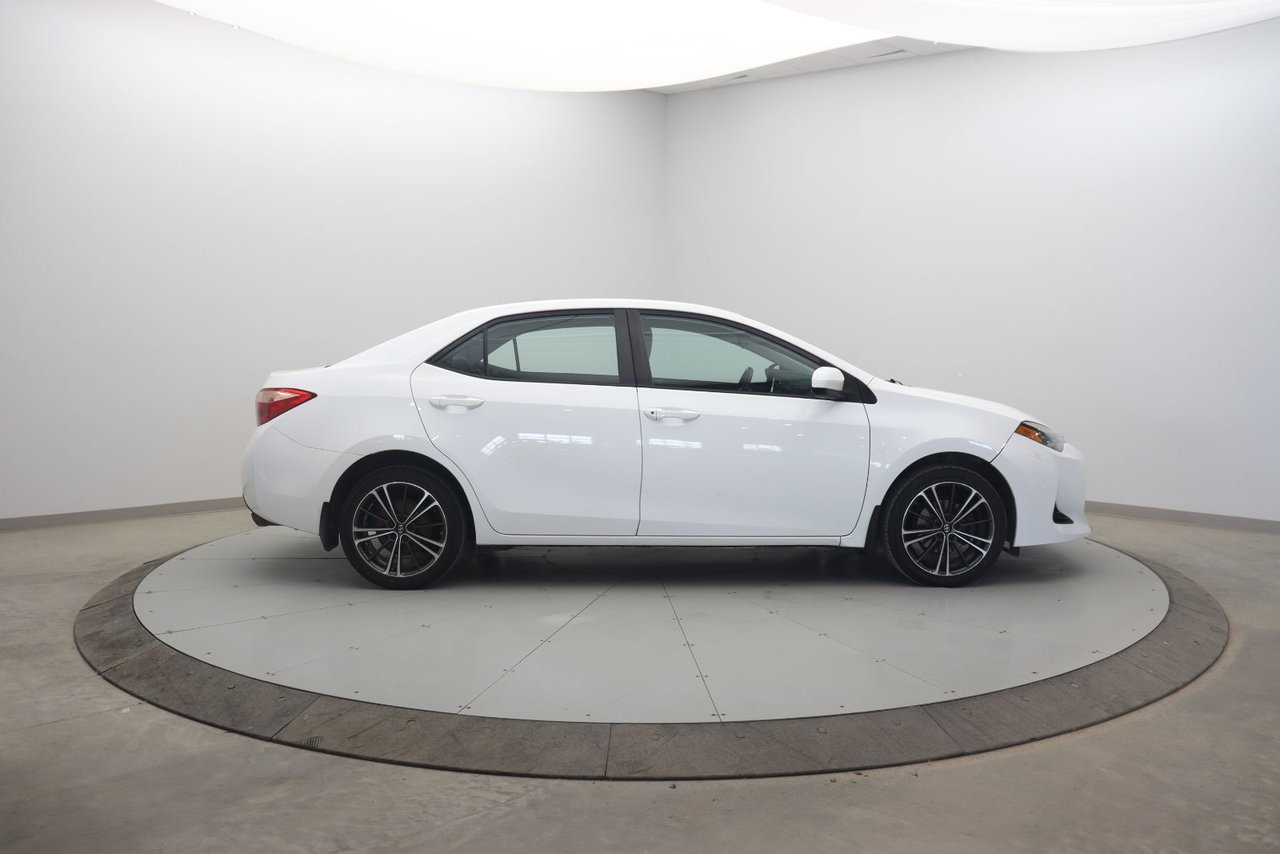 2018 Toyota Corolla VIN 2T1BURHE5JC086477 White Chicoutimi - photo #2