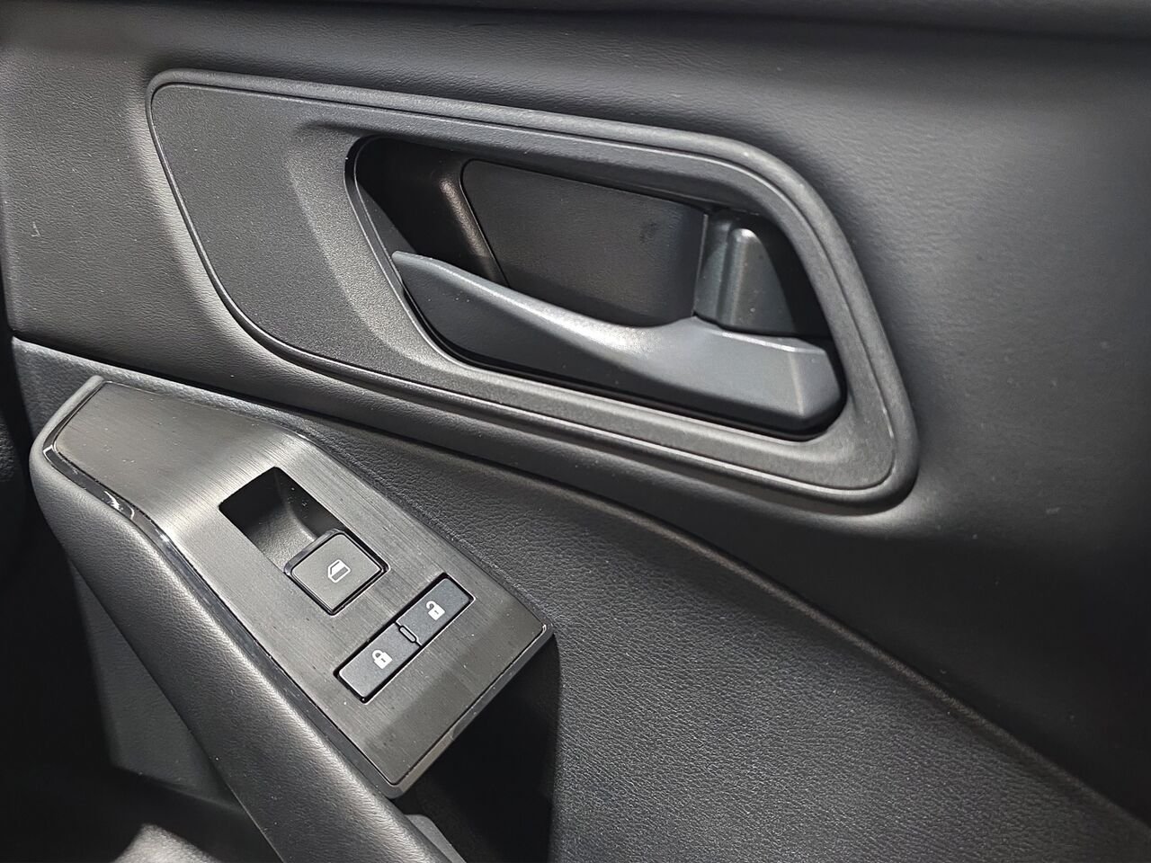 Nissan Rogue S TI AWD, Cruise control, Sièges chauffant, écran tactile 2024 Noir Val-David - photo #15
