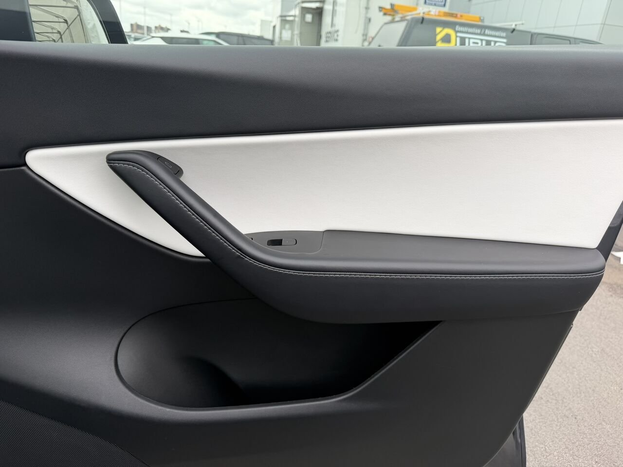 Tesla Model Y LONG RANGE AWD 7 PASSAGERS 2022 Argent Laval - photo #18