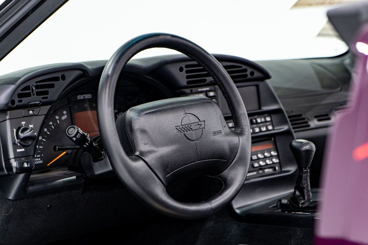 Chevrolet Corvette *PRIX EN USD* RPO Z4Z PACE CAR PRESENTED IN DELIVERY PACKAGING WITH ONLY 192MILES (307KM) FROM NEW 1995 Blanc Montréal - photo #106