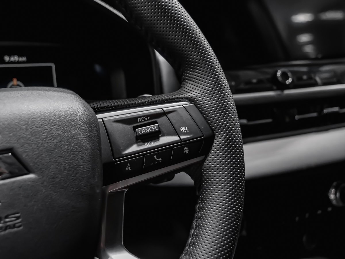 2026 Mitsubishi Outlander Plug-In Hybrid SE White Diamond Premium Finish Montreal - photo #9