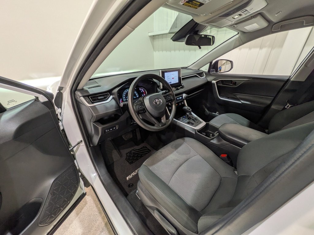 2024 Toyota RAV4 LE AWD White Val-David - photo #9