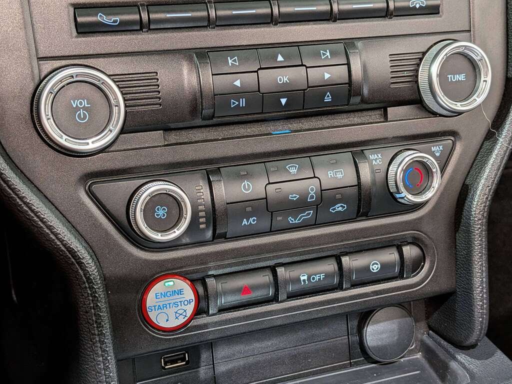 2015 Ford Mustang 2dr Conv V6 White Val-David - photo #22