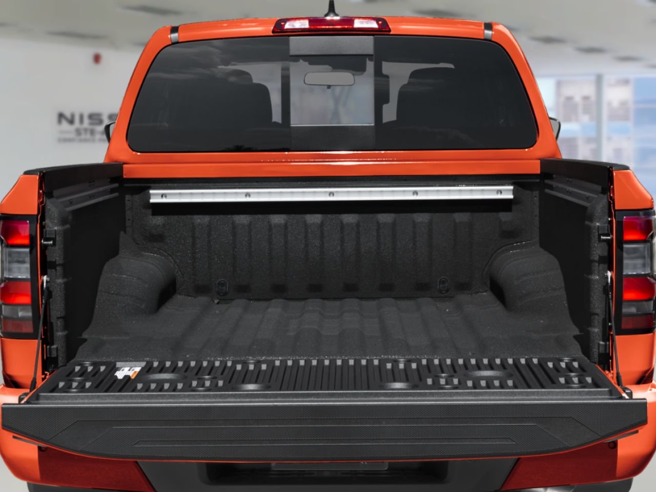Nissan Frontier 2026 Super noir Ste-Agathe des Monts - photo #8