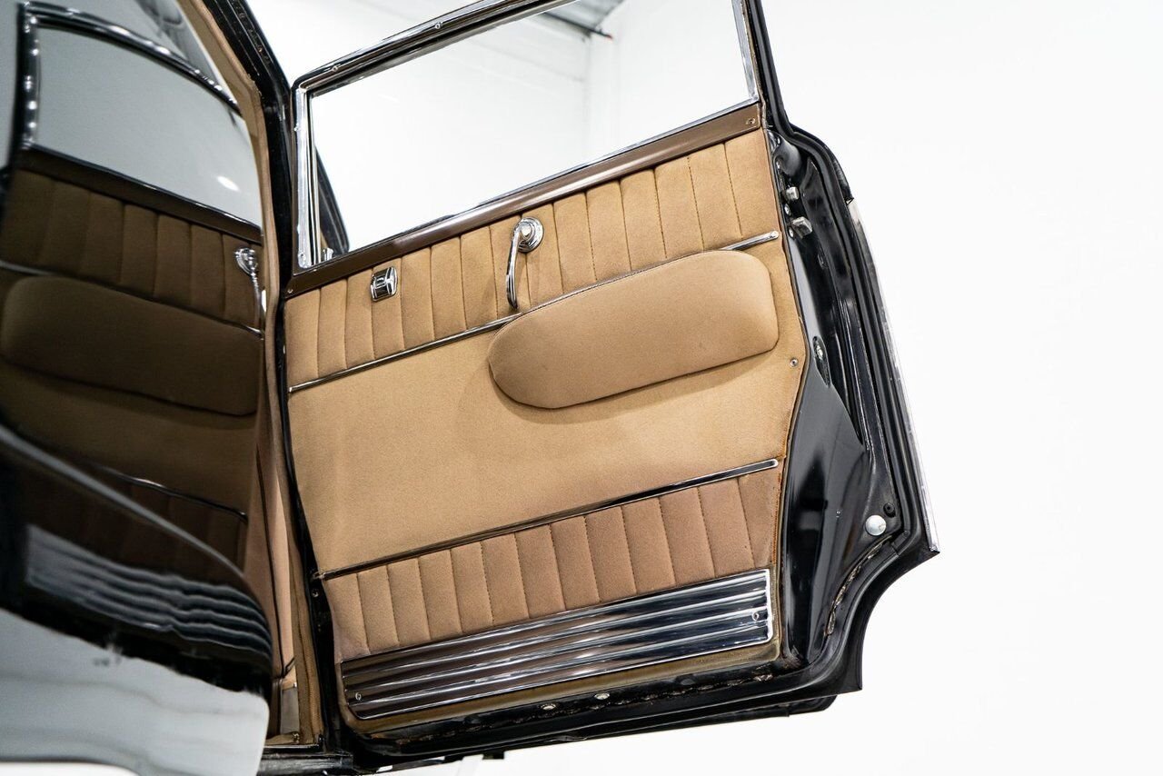 Cadillac Fleetwood Unrestored factory black paint **PRICE IN USD** 1951 Noir Montréal - photo #54