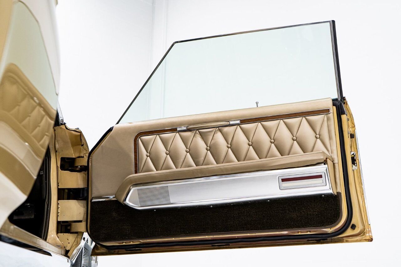 Lincoln Continental Only 687 miles from new. Unrestored example **PRICE IN USD** 1969 Or Montréal - photo #49