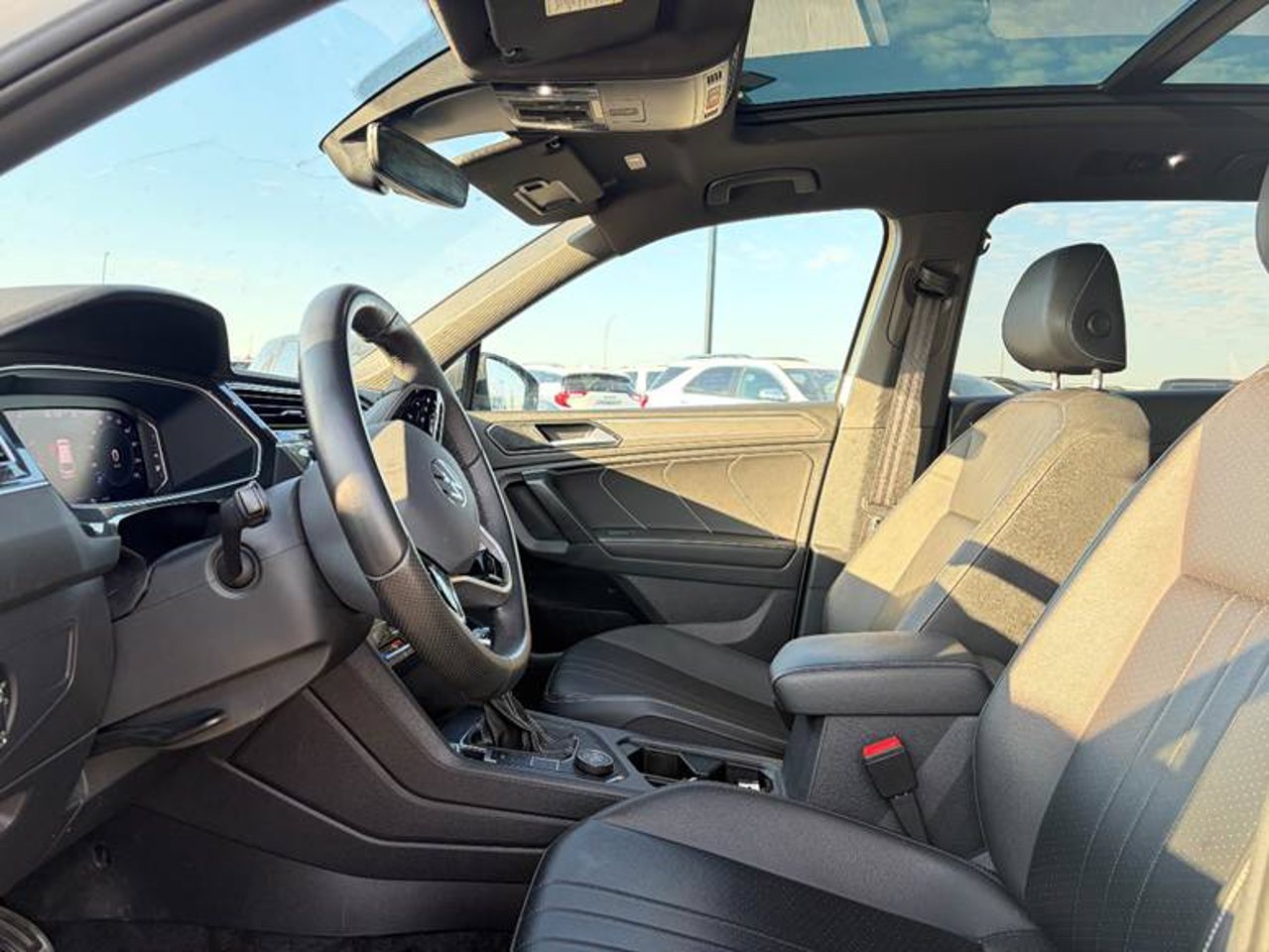 2024 Volkswagen Tiguan Comfortline R-Line Black Edition 4MOTION White Sherwood Park - photo #5