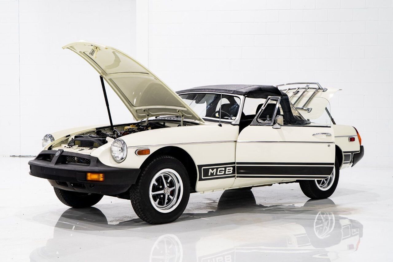 1979 MG B Beautifully presented from former complete restoration White Montreal - photo #29