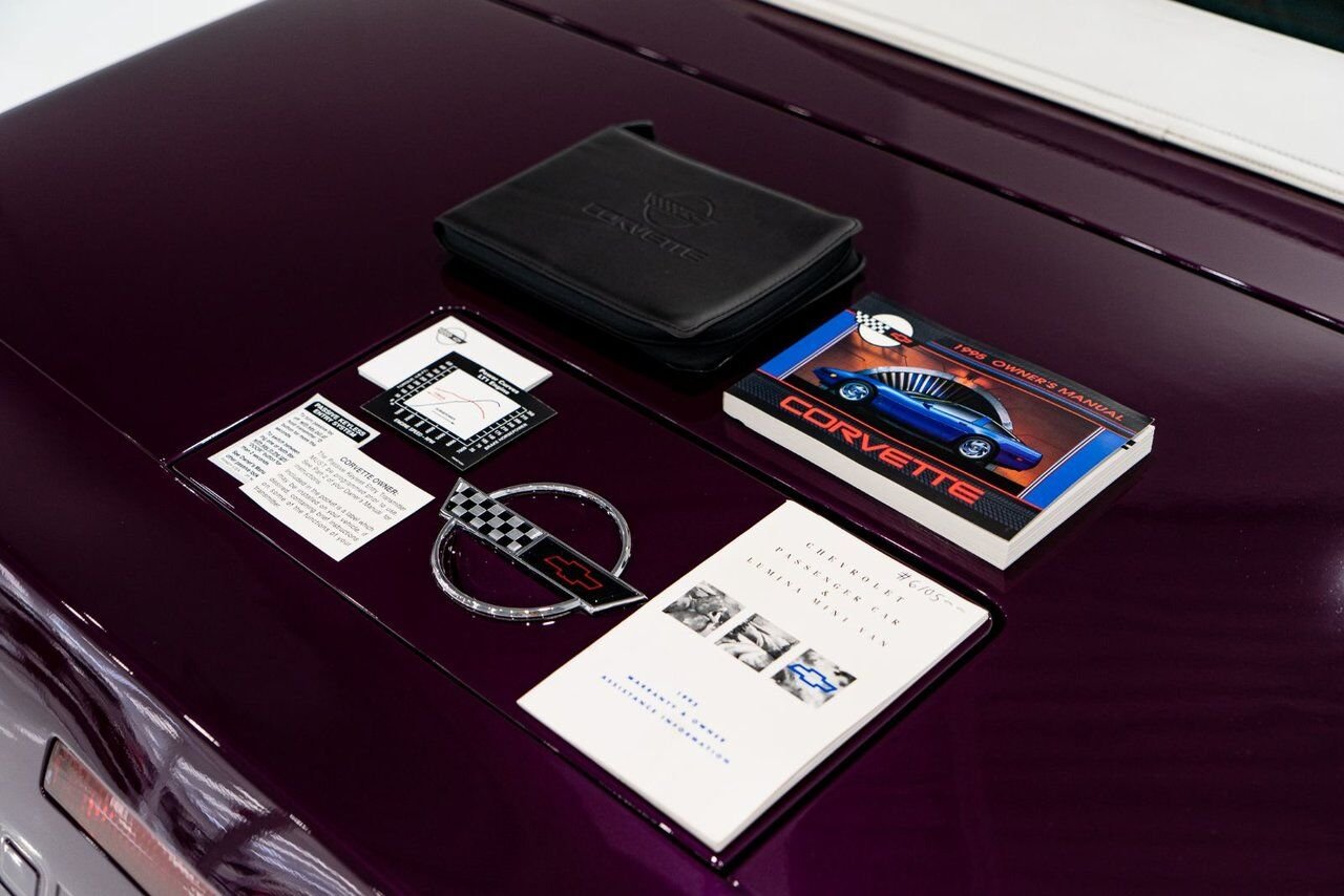 Chevrolet Corvette *PRIX EN USD* RPO Z4Z PACE CAR PRESENTED IN DELIVERY PACKAGING WITH ONLY 192MILES (307KM) FROM NEW 1995 Blanc Montréal - photo #27