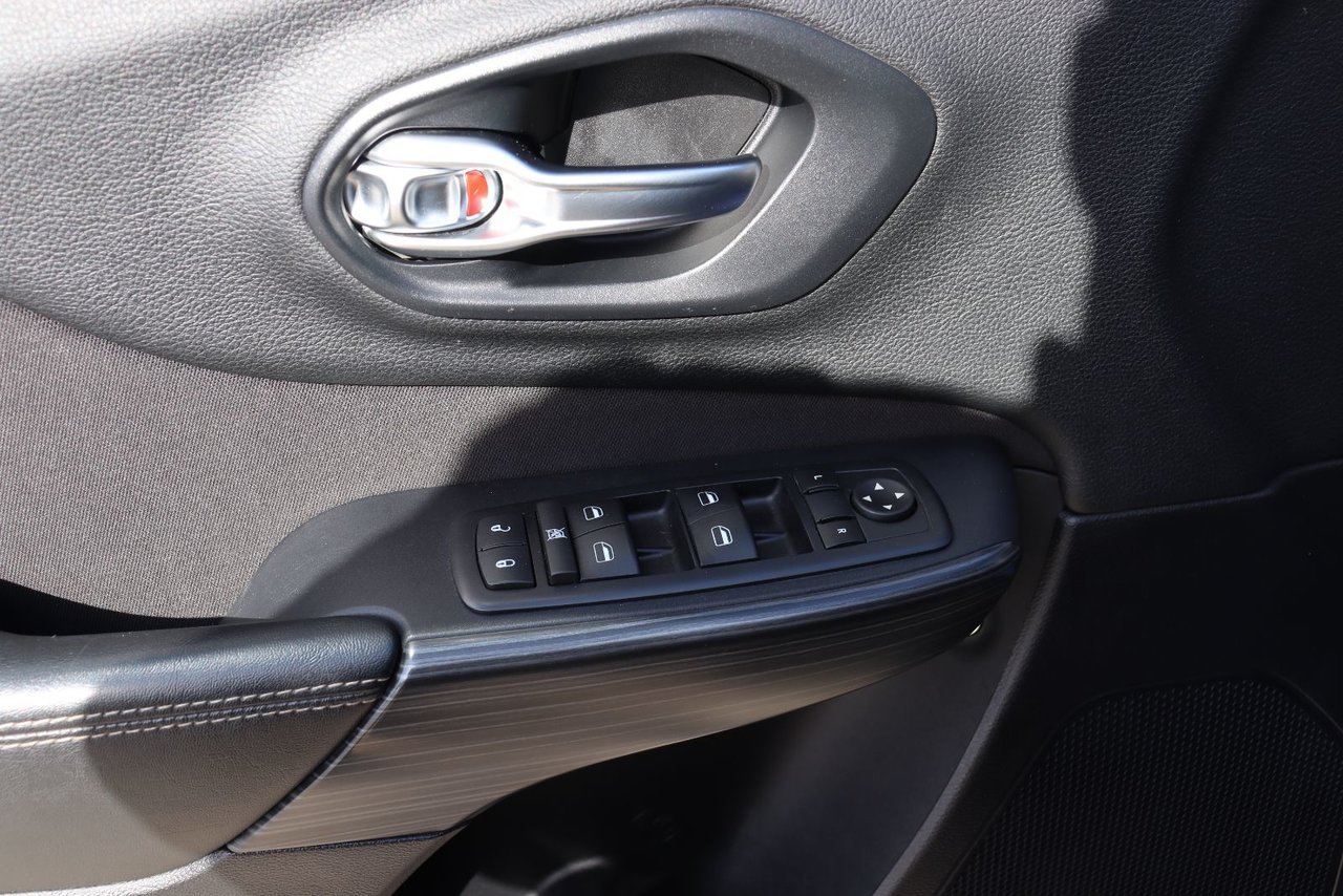 2016 Jeep Cherokee VIN 1C4PJMAS2GW378122 Black Chicoutimi - photo #12