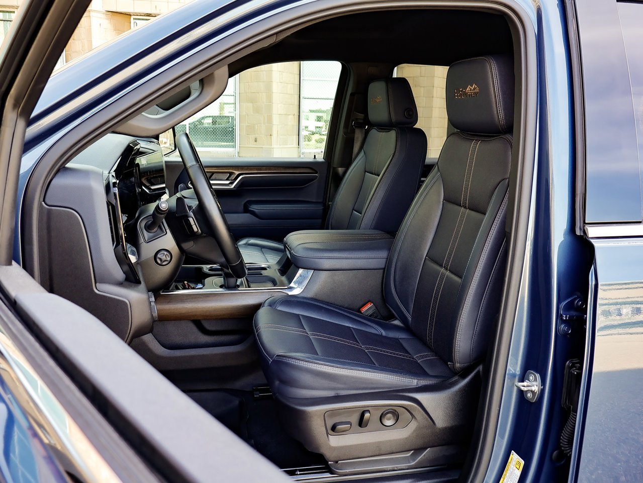 2024 Chevrolet Silverado 1500 4WD Crew Cab 147 High Country Blue Sherwood Park - photo #15