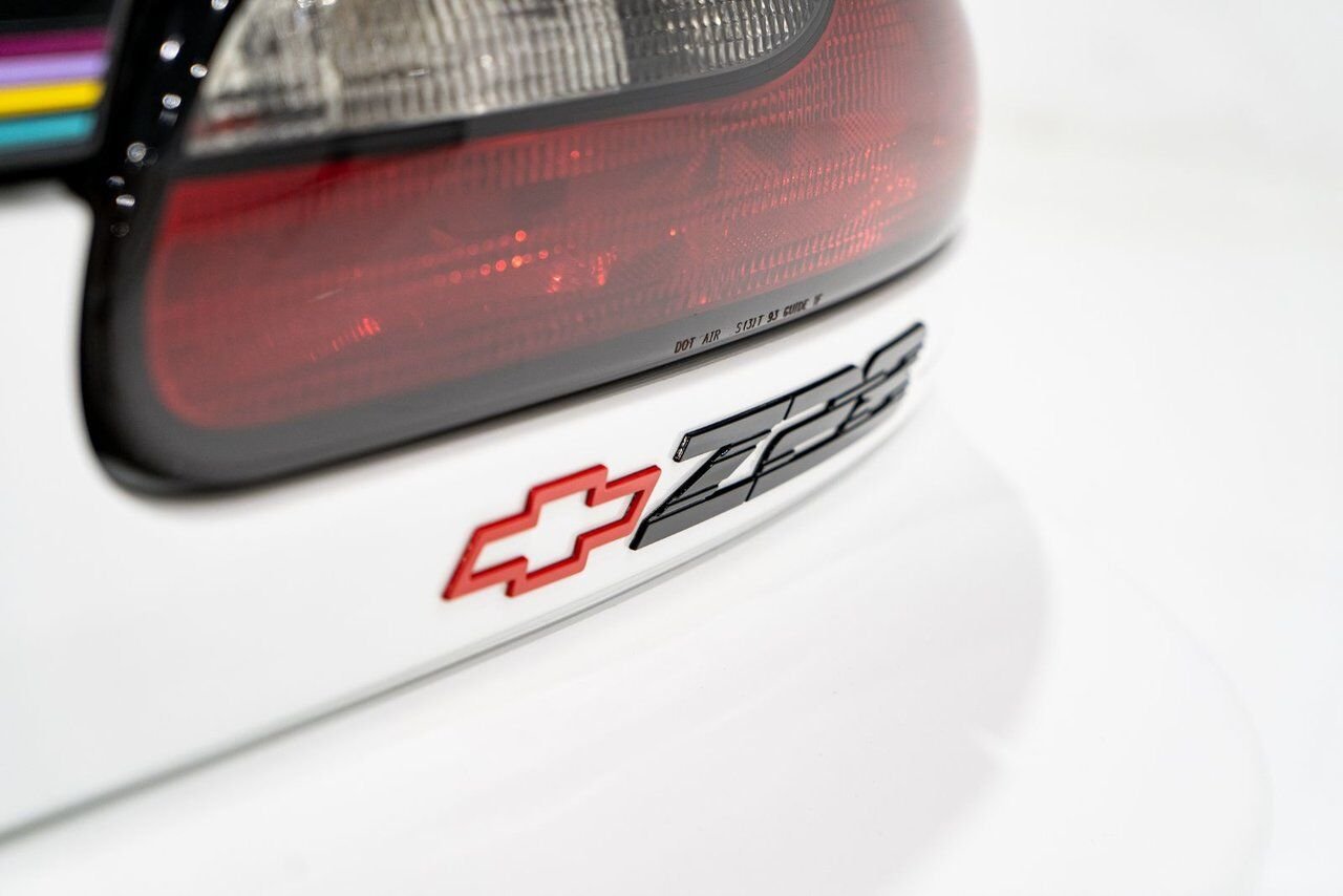 1993 Chevrolet CAMARO Z28 PRIX EN USD | Pace Car with only 957km (595mi) with original window sticker Black Montreal - photo #30