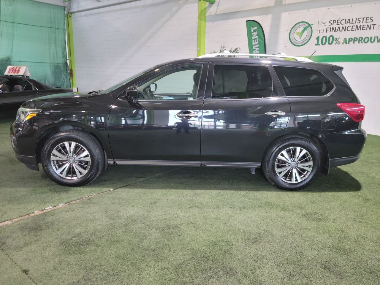 2018 Nissan Pathfinder Black  - photo #2