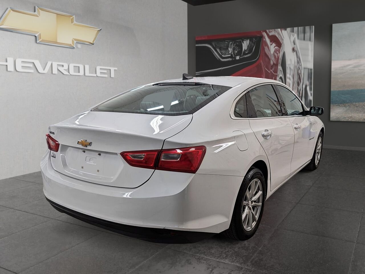 Chevrolet Malibu L berline 4 portes avec 1VL 2017 Gris Saint-Hyacinthe - photo #4