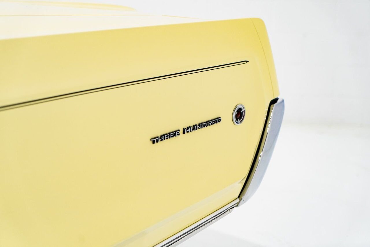 Chrysler 300 PRIX EN USD 440cu.in. Fully restored example 1968 Jaune Montréal - photo #45