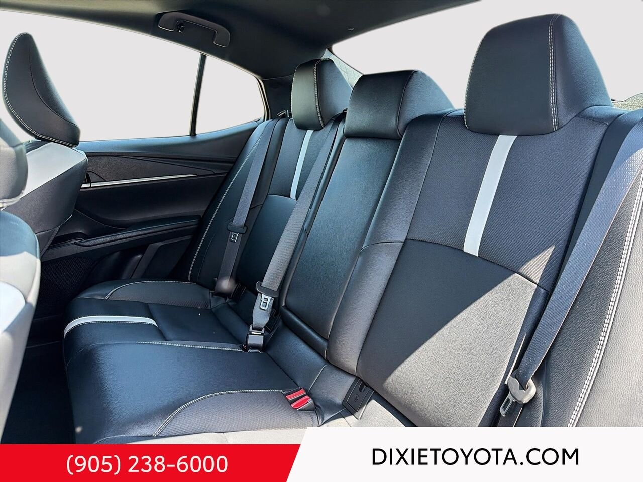 2026 Toyota Camry HYBRID SE UPGRADE AWD / CLEAN CARFAX / HEATED SEATS / MOONROOF / ALLOY WHEELS / CARPLAY AND ANDROID AUTO Black Mississauga - photo #19