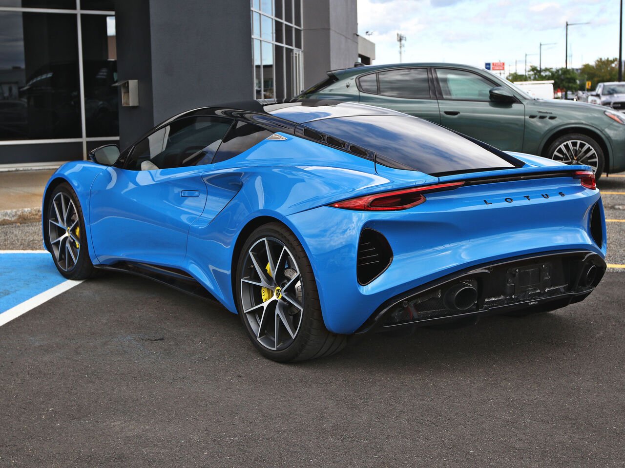 2024 Lotus Emira Blue Québec - photo #7