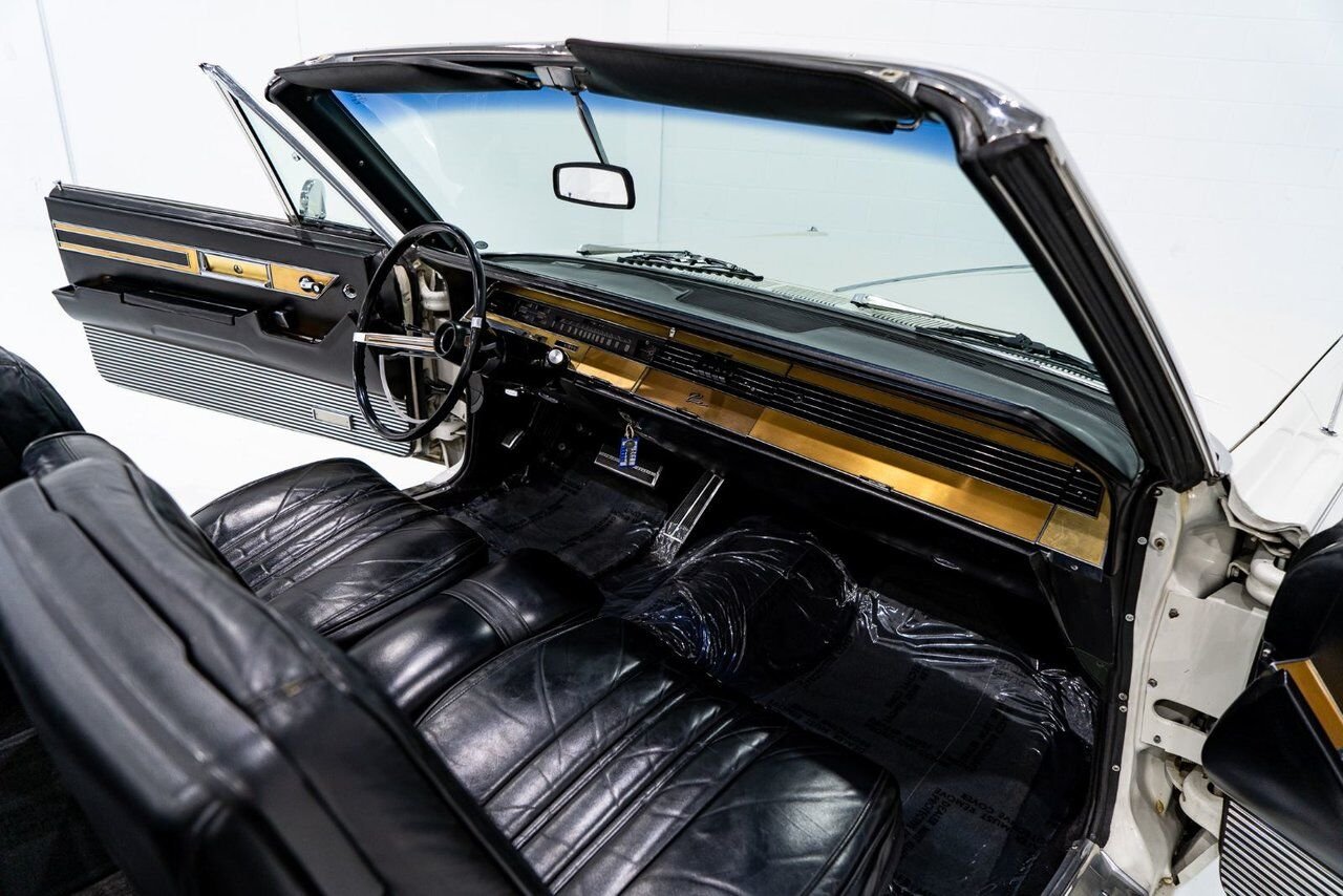 Chrysler IMPERIAL Unrestored with only 31,056 original miles **PRICE IN USD** 1968 Blanc Montréal - photo #75