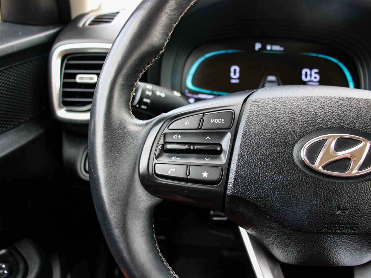 2023 Hyundai Venue Preferred IVT w/Two-Tone Blue Sherwood Park - photo #18