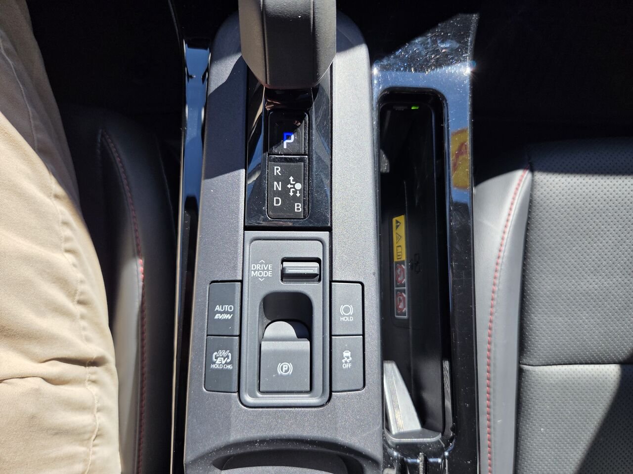 2024 Toyota PRIUS PRIME Red Mont-Laurier - photo #20