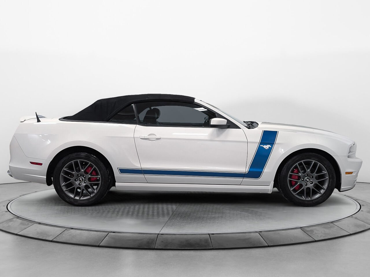2013 Ford MUSTANG Convertible V6 Premium Automatique White Sherbrooke - photo #11
