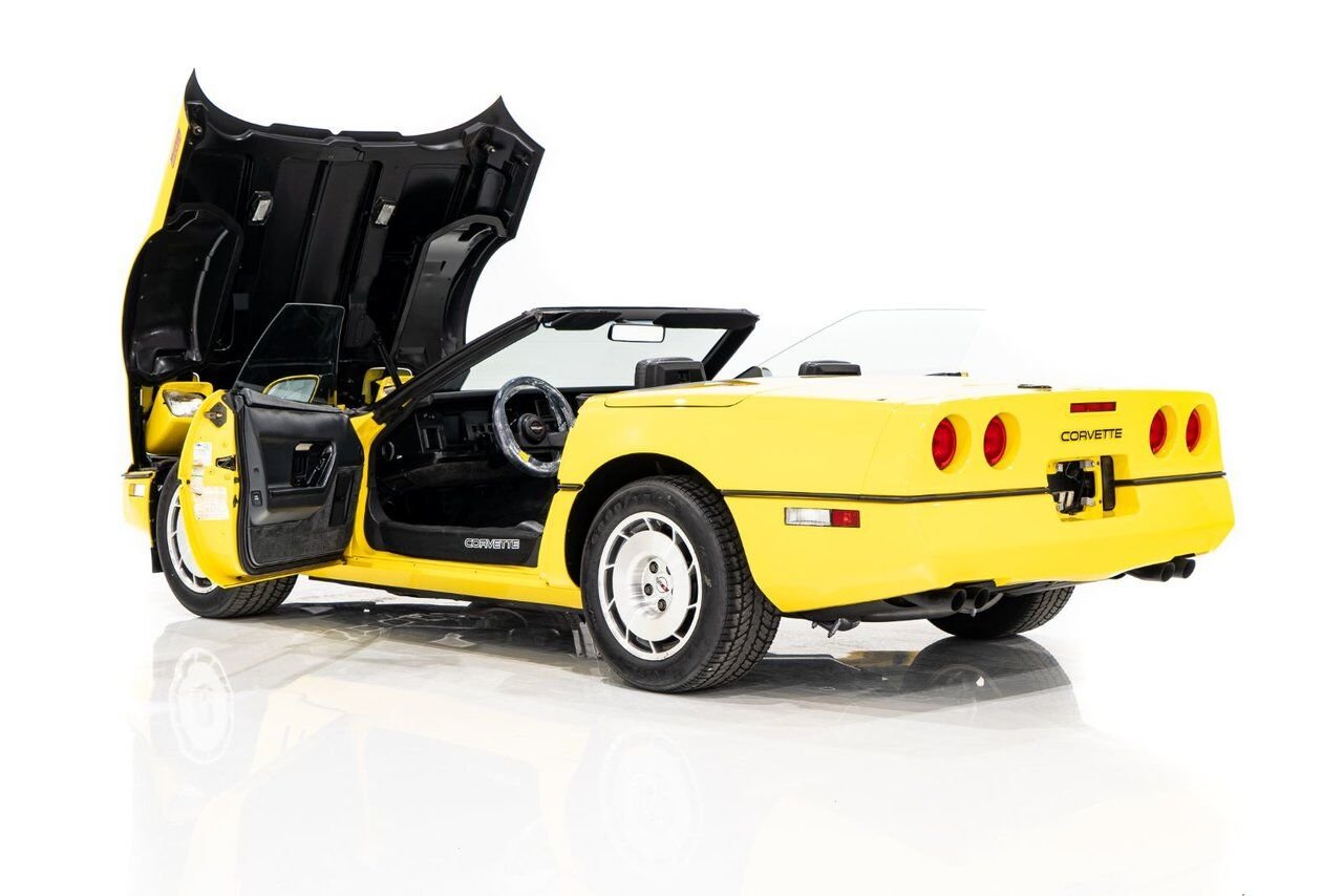 Chevrolet Corvette Pace Car livery with only 17,380km (10,800miles) 1986 Jaune Montréal - photo #38