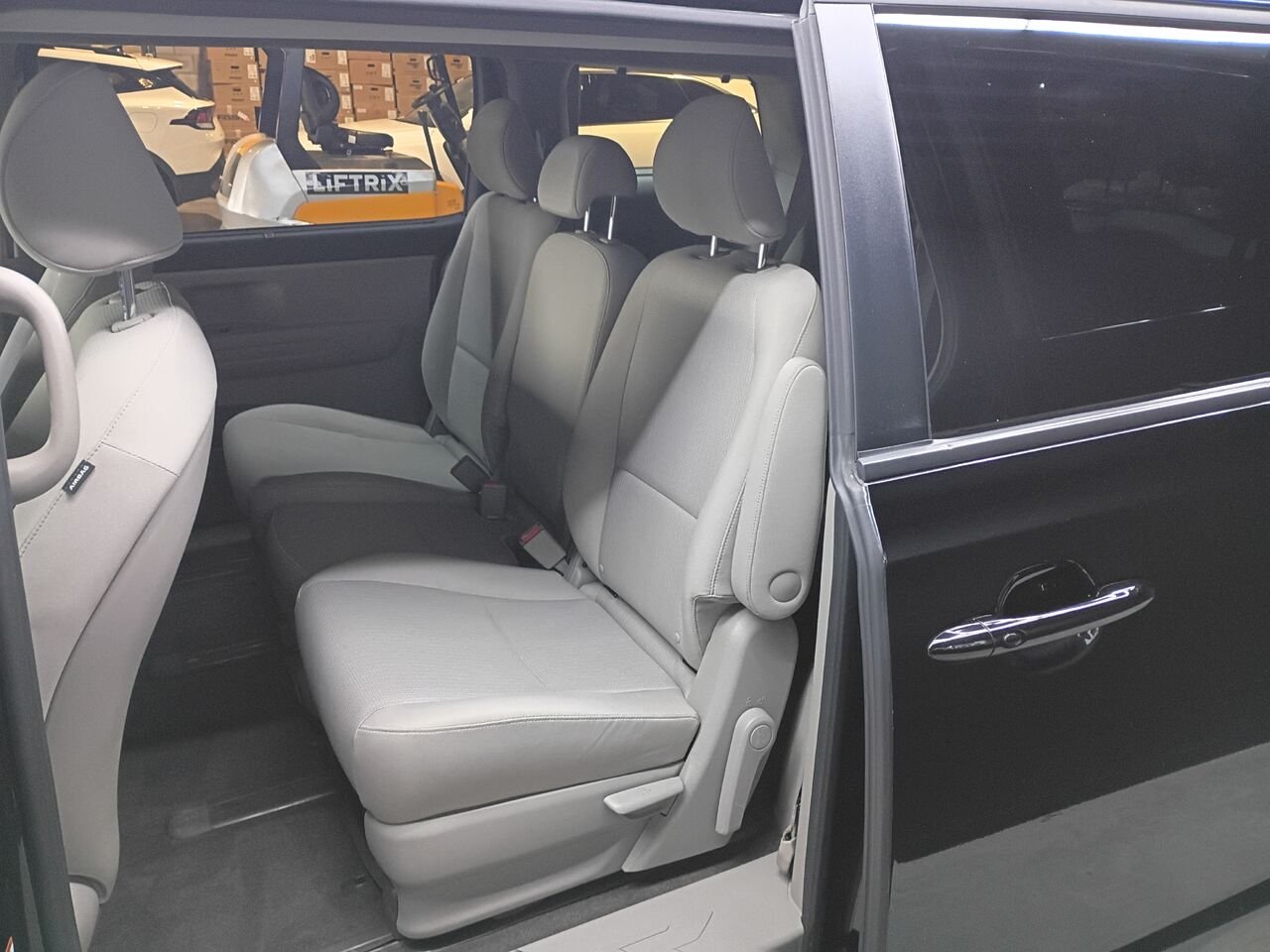 2019 Kia Sedona Black Blainville - photo #16