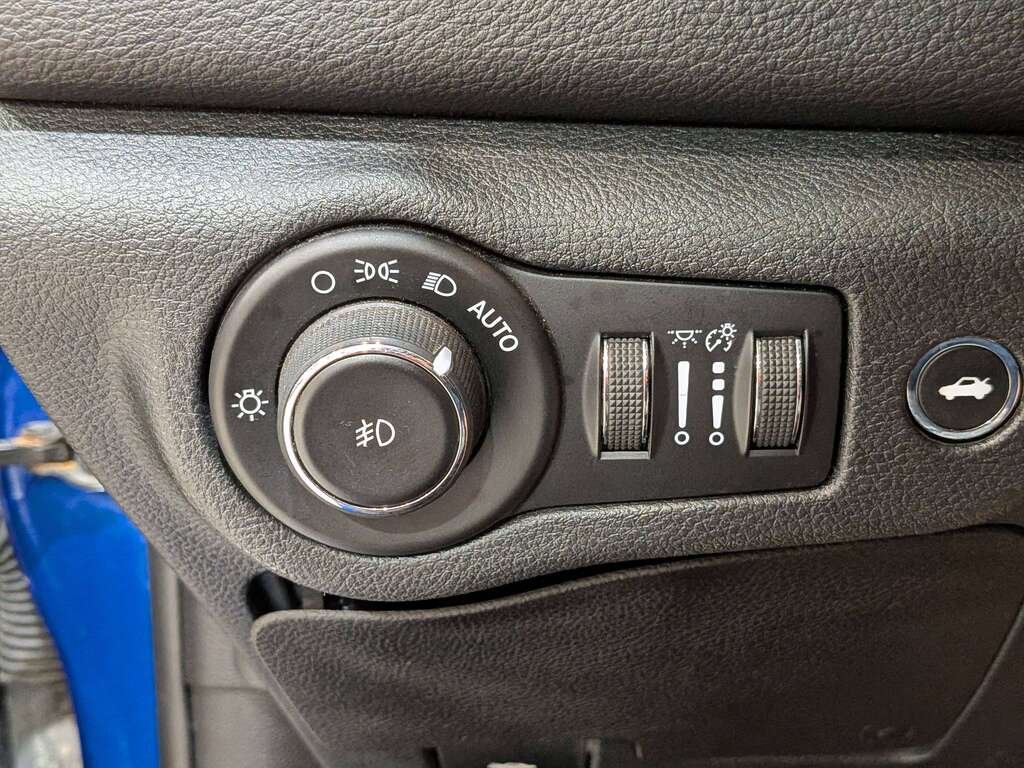 Chrysler 200 4dr Sdn Limited FWD 2016 Bleu Val-David - photo #30