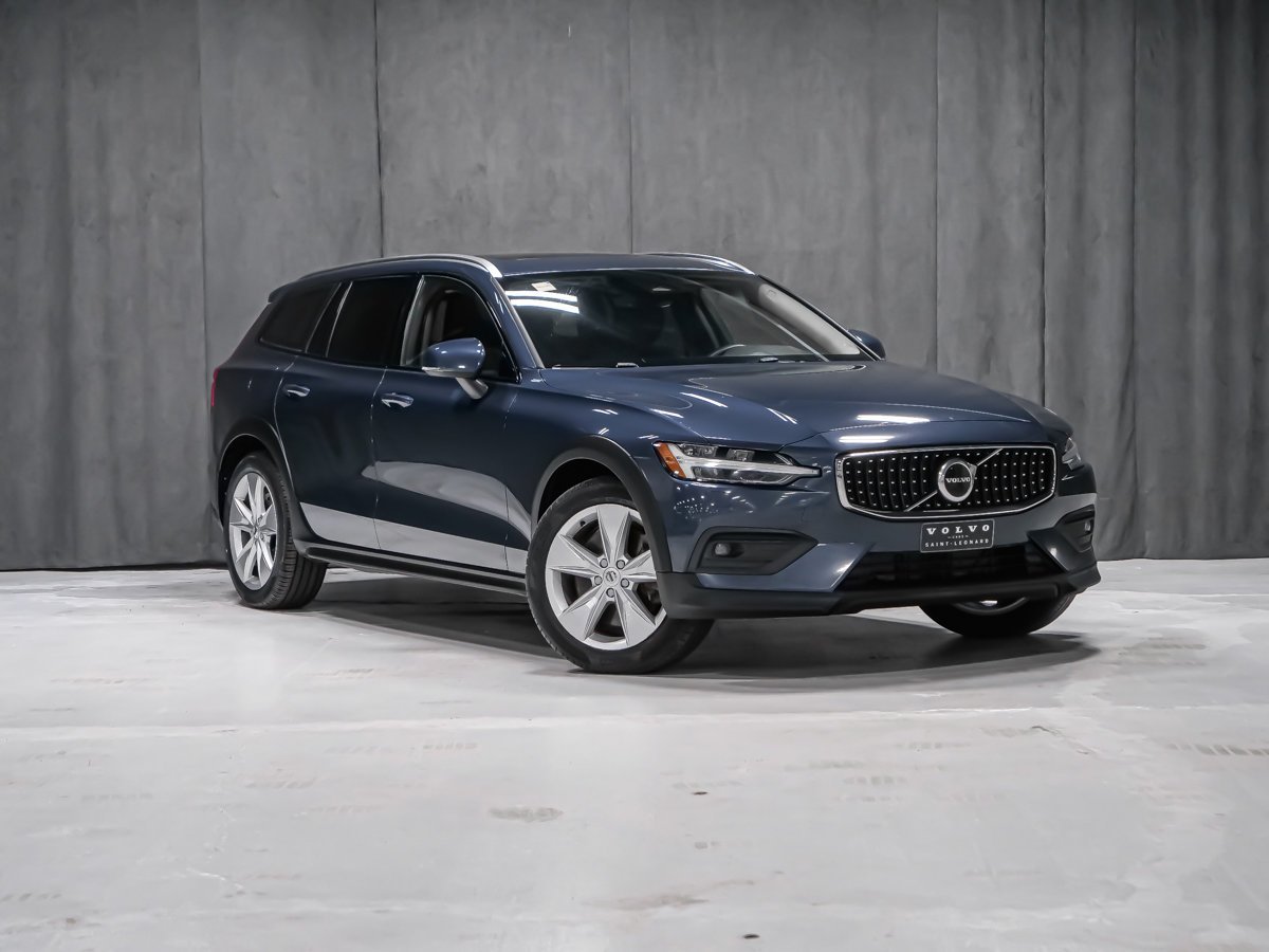 Volvo V60 Cross Country B5 CORE CLIMATE 2023 Bleu Montréal - photo #1
