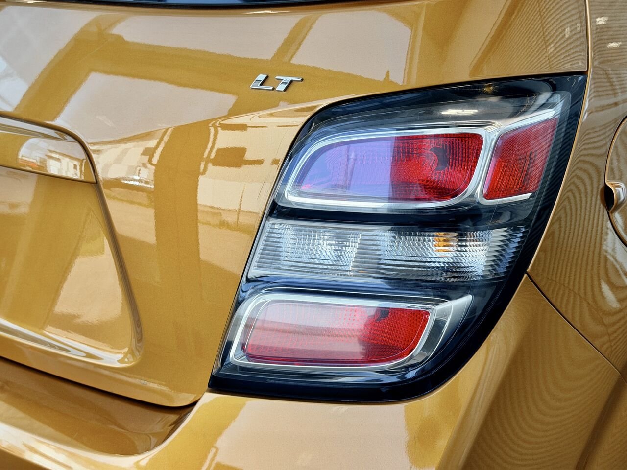Chevrolet Sonic 2017 Orange Notre-Dame-des-Prairies - photo #11
