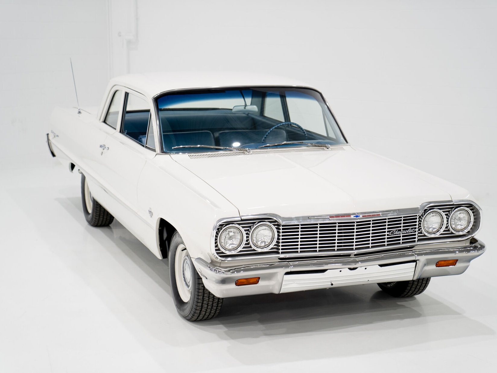 1964 Chevrolet Biscayne Matching 409 / 425HP Transmission 4 Vitesse Complètement Entièrement restauré **PRIX EN USD** White Montreal - photo #3