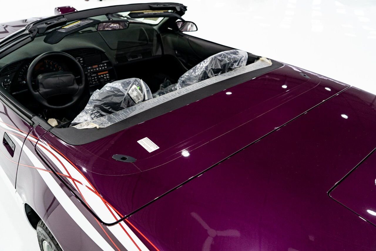 Chevrolet Corvette *PRIX EN USD* RPO Z4Z PACE CAR PRESENTED IN DELIVERY PACKAGING WITH ONLY 192MILES (307KM) FROM NEW 1995 Blanc Montréal - photo #54