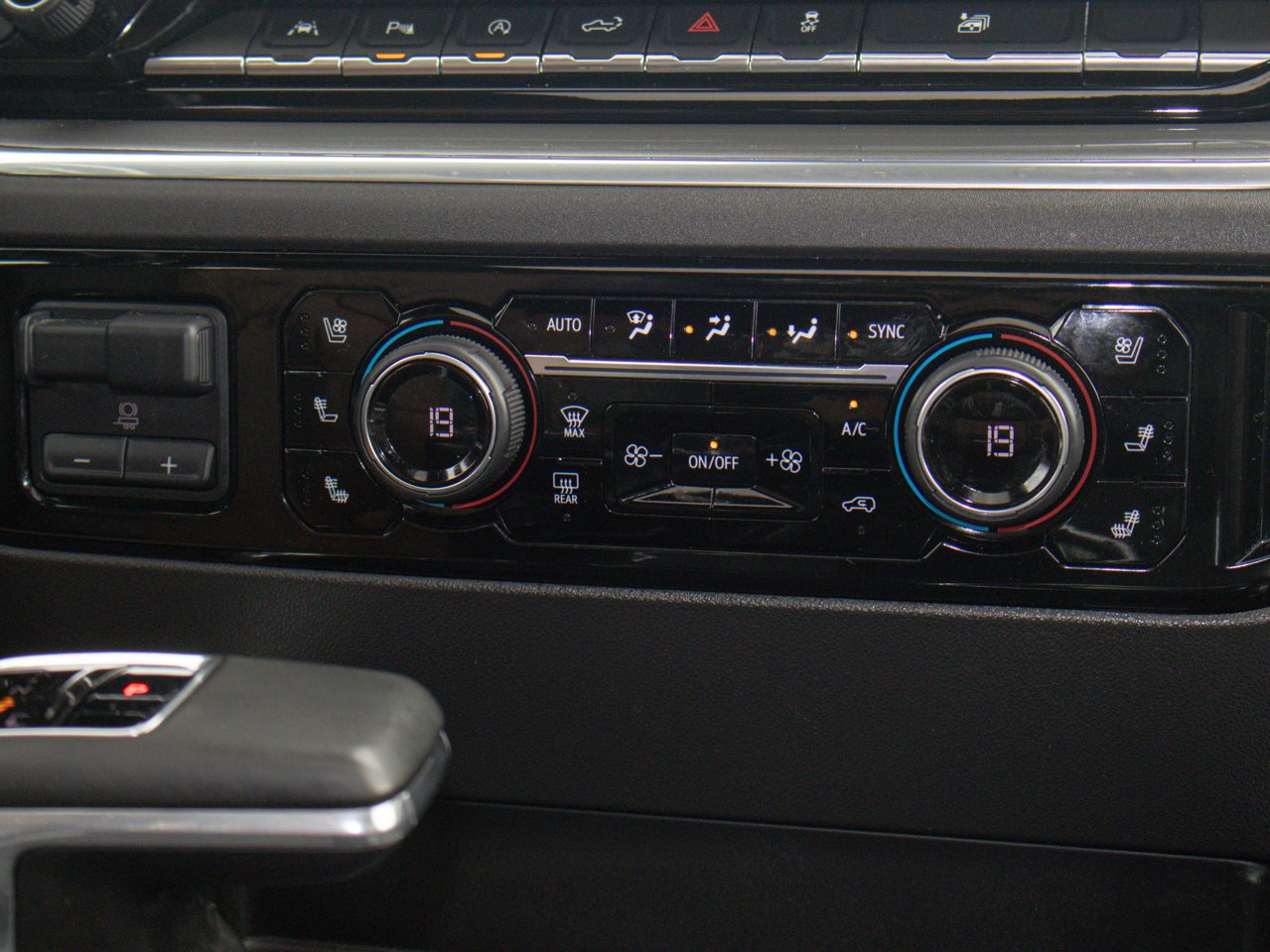 2024 Chevrolet Silverado 1500 4WD Crew Cab 157 High Country Grey Sherwood Park - photo #31