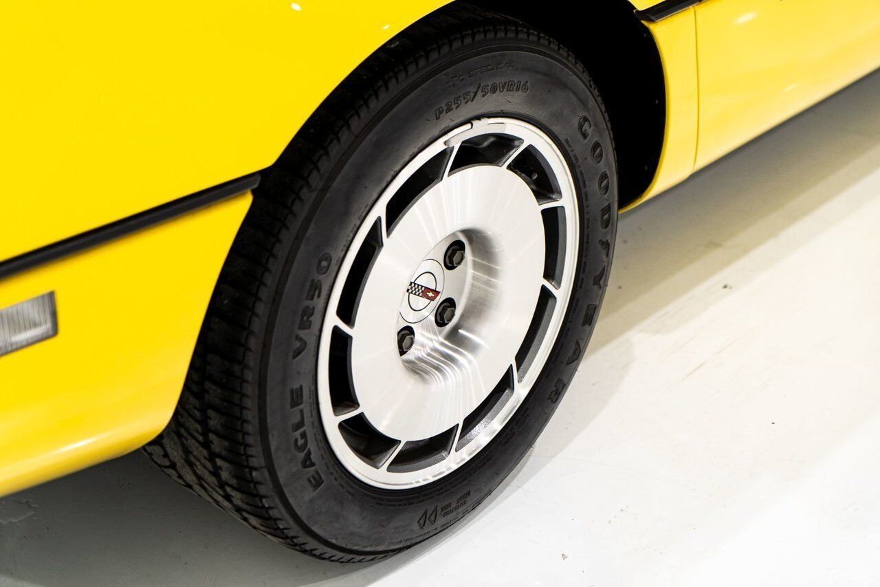 Chevrolet Corvette Pace Car livery with only 17,380km (10,800miles) 1986 Jaune Montréal - photo #73