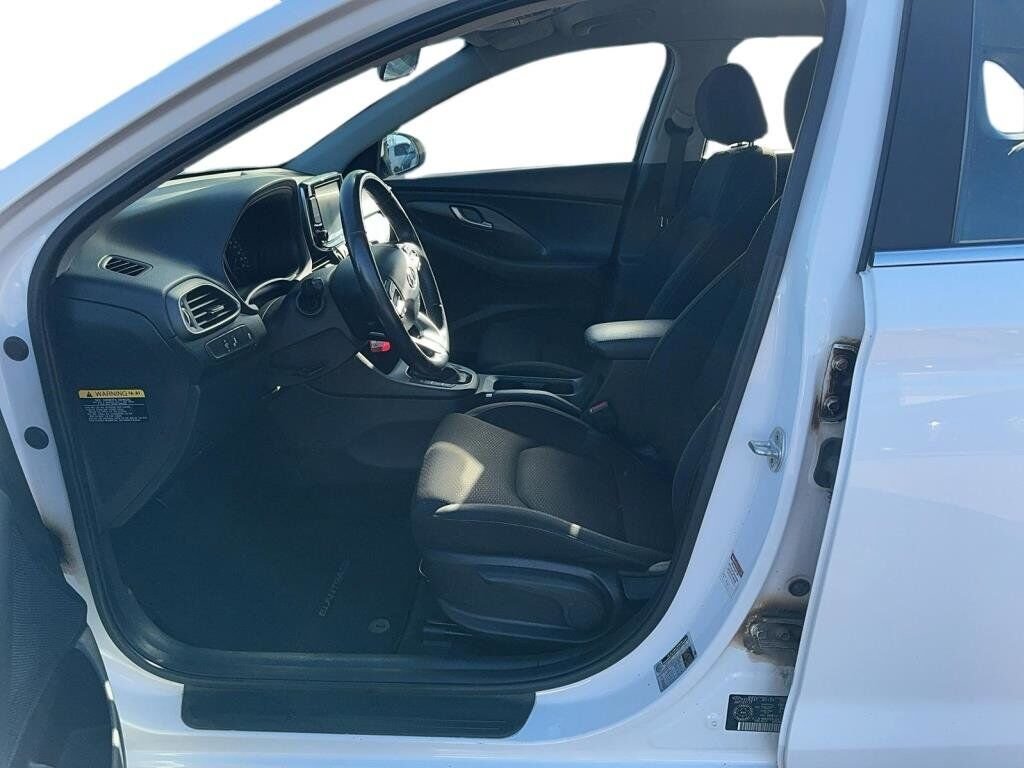 Hyundai Elantra GT NIV KMHH35LE4JU042398 2018 Blanc Chicoutimi - photo #9