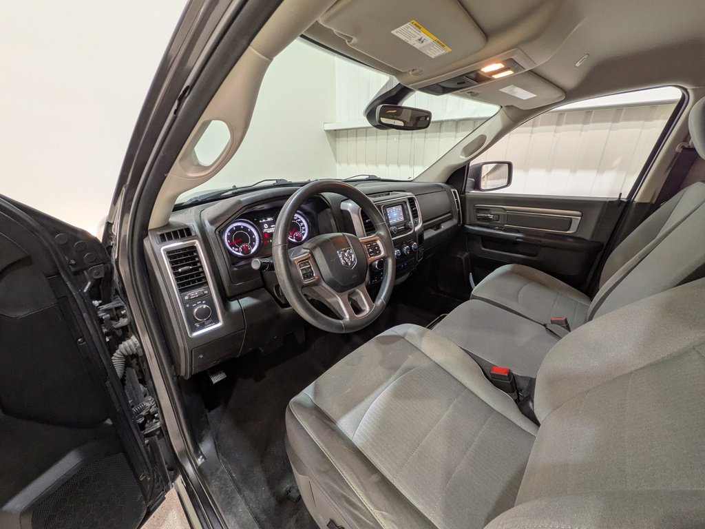Ram 1500 Classic SLT 4x4 Crew Cab 5'7" Box 2023 Gris Val-David - photo #8