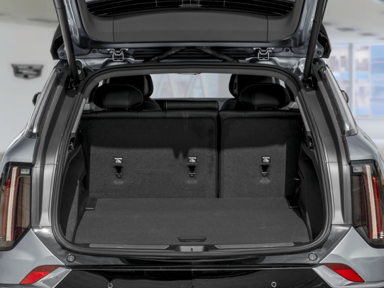 CADILLAC OPTIQ OPTIQ-V 4 portes 2027 Noir corbeau Laval - photo #10