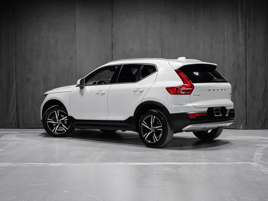 2023 Volvo XC40 B5 CORE CONVENIENCE CLIMATE White