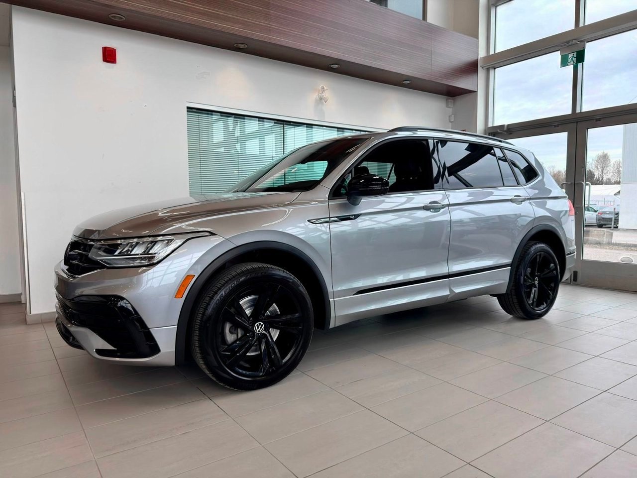 2024 Volkswagen Tiguan Silver Notre-Dame-des-Prairies - photo #3