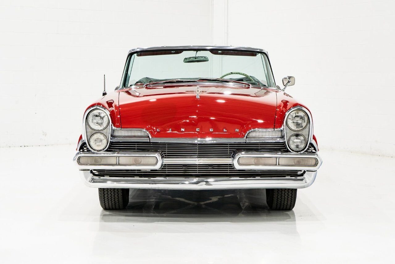 Lincoln Premiere **PRICE IN USD** 1957 Rouge Montréal - photo #1